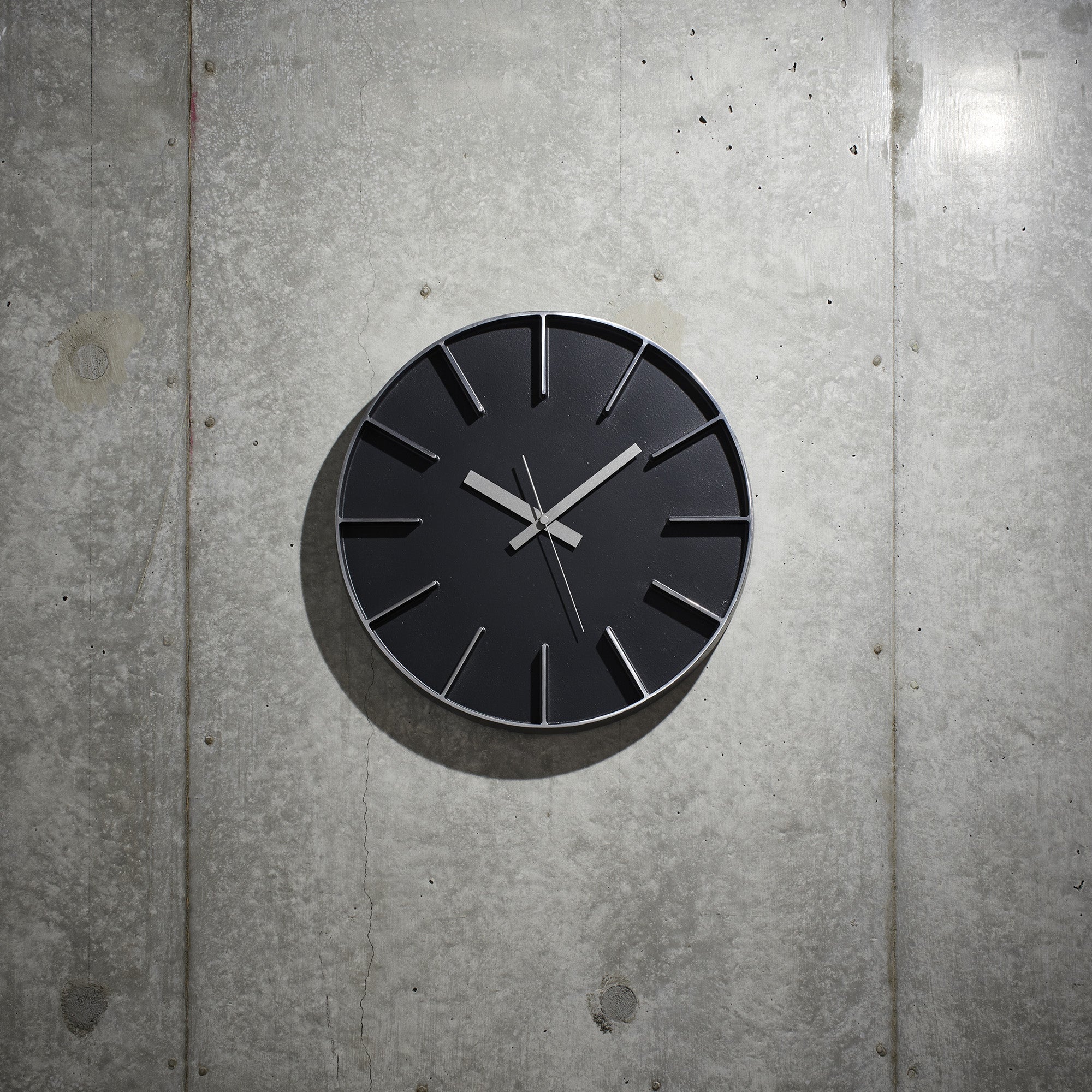 Edge Clock Aluminium schwarz