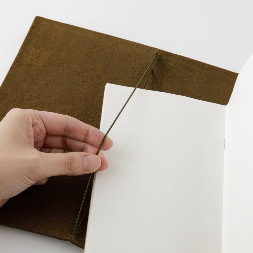 TRAVELER’S notebook cover Olive in Leather - TRAVELER’S